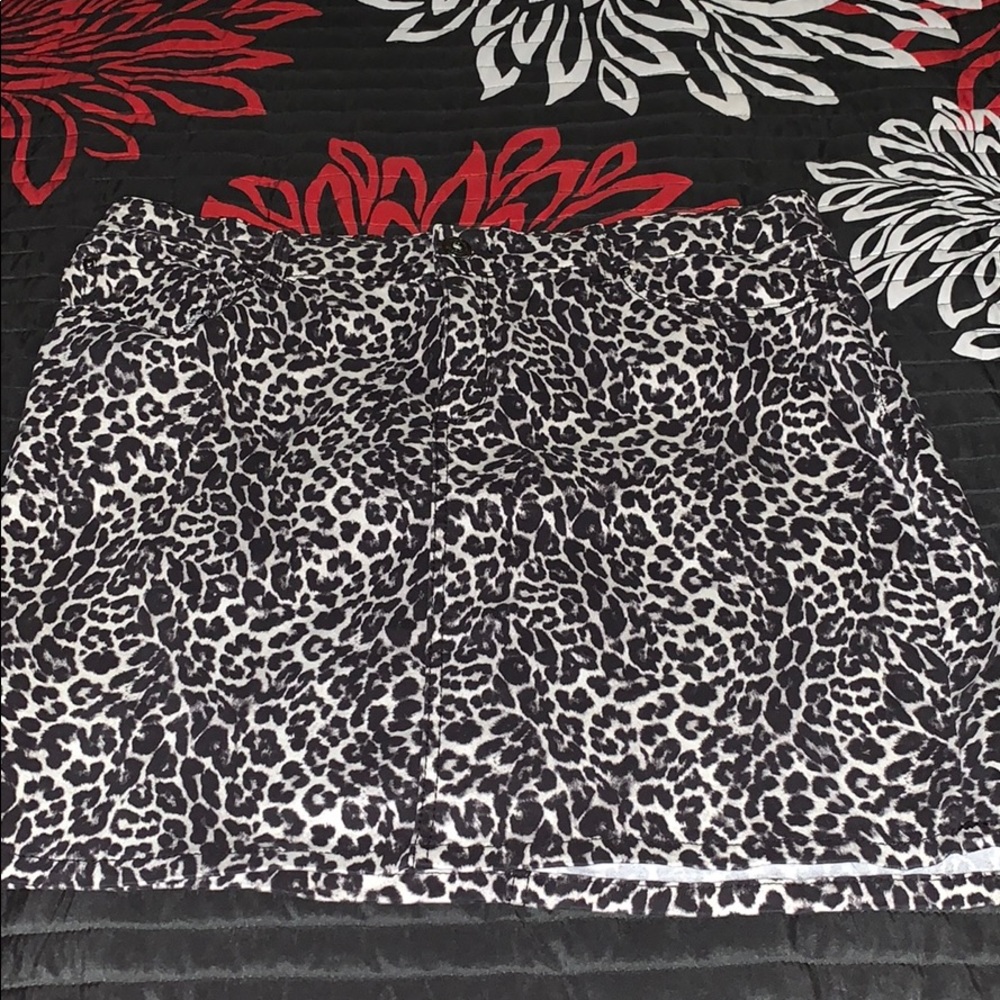 INC  new Women mini leopard design skirt